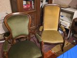 deux chaises dans un coin de la pièce, près d'une bibliothèque