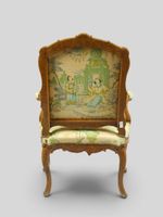 Fauteuil à dossier droit en noyer mouluré et sculpté, accoto… (photo 5)