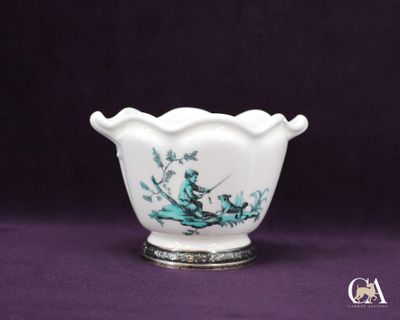 un gros plan d'un bol blanc orné de fleurs bleues