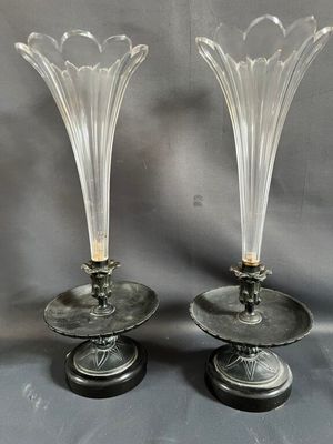 Paire de hauts vases cornets en cristal à pans sur piètement…