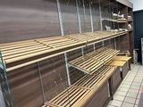 de nombreux rayons avec des étagères en bois dans un magasin