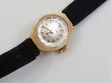 une photo d'une montre-bracelet montée sur un bracelet en velours noir