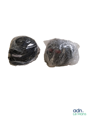 deux sacs de nourriture emballés dans du plastique, posés sur une surface blanche