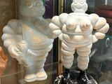 une statue représentant un homme et une statue représentant une femme, exposées dans une vitrine