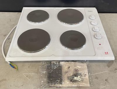 une plaque de cuisson blanche équipée de quatre feux