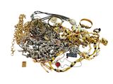 un tas de bijoux en or et en argent sur fond blanc
