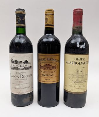 trois bouteilles de vin sont alignées sur une surface blanche
