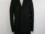 une image d'un manteau noir sur un support de mannequin