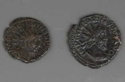deux pièces de monnaie romaines anciennes, dont l'une représente une tête de lion et l'autre une tête de lion