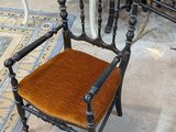 une chaise qui se trouve devant une cheminée