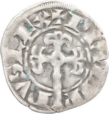 Gros plan sur une pièce d'argent portant une croix