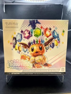 On voit ici la boîte contenant la figurine de Pikachu « Pokémon Evolutions ».