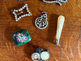 une table en bois sur laquelle sont disposés divers bijoux et une batte de baseball