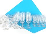 de nombreux verres à vin vides posés sur une table bleue
