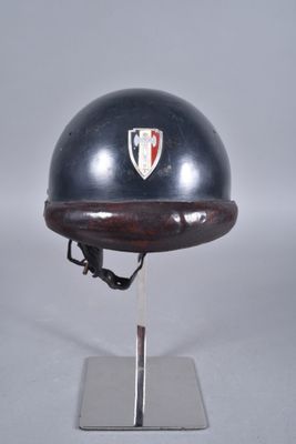 un casque posé sur un support posé sur une table