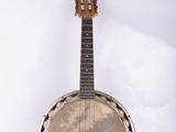 un gros plan d'un banjo sur fond blanc
