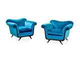 deux chaises bleues aux pieds noirs, sur fond blanc