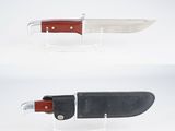deux types de couteaux différents exposés sur une table