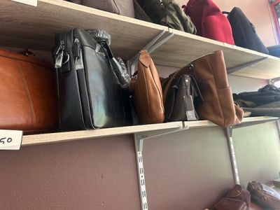 de nombreux sacs sur les rayons du magasin