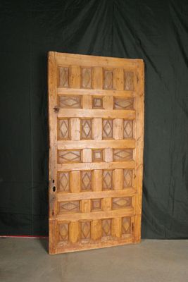 une image représentant une porte en bois ornée d'un motif