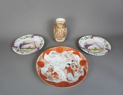 quatre assiettes et un vase sur la table