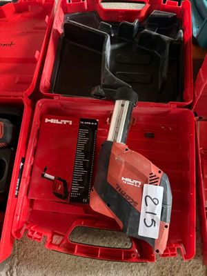 une boîte à outils rouge avec des outils sur le sol