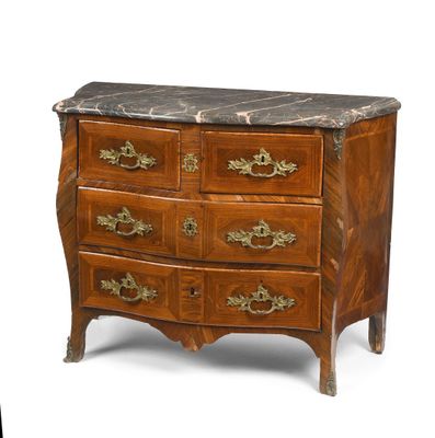 Petite commode à façade et côtés galbés en placage et marque…