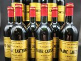 six bouteilles de vin sont alignées sur une table