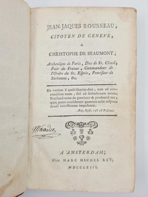 un livre ouvert sur lequel figure l'image en noir et blanc du visage d'un homme