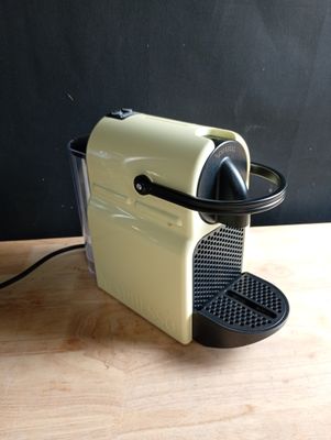 une machine à café posée sur une table