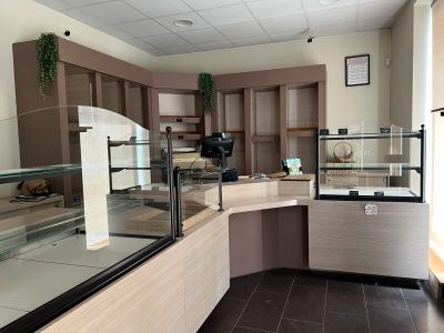 une photo d'une boulangerie avec un comptoir et une vitrine