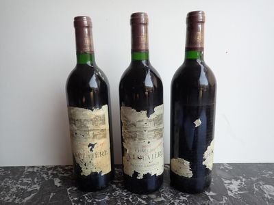 trois bouteilles de vin posées sur une table