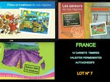 quatre dessins d'enfants différents accrochés au mur
