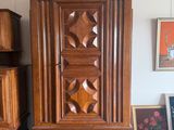 une armoire en bois surmontée d'une horloge