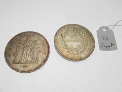 deux pièces d'argent, dont l'une représente un homme et une femme