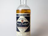 une photo d'une bouteille de whisky « Blue Label » posée sur une table