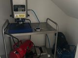 une image représentant une petite pièce avec une table et un aspirateur