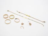 un assortiment de bijoux en or, notamment des bagues, des bracelets et des bagues