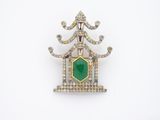 une broche en forme de pagode, sertie d'émeraudes et de diamants