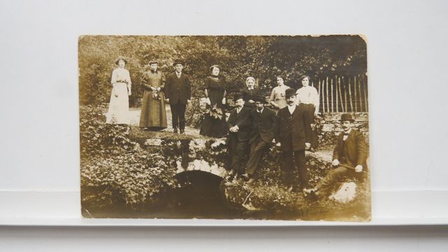 Aubusson La famille Mothe et ses amis en promenade dominicale. Ca...