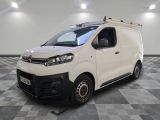 la camionnette blanche est garée sur le sol en damier d'une pièce