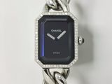 une montre entourée d'une chaîne sertie de diamants