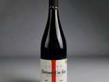 une bouteille de vin posée sur une table