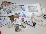 beaucoup de timbres et de cartes postales sur la table