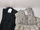 Deux robes noires et blanches sont posées sur une table