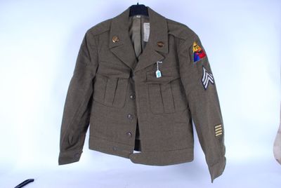 Un Blouson IKE daté 1945 70° TANK BAT (UTAH)