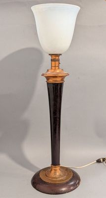 l'image d'une lampe posée sur une table