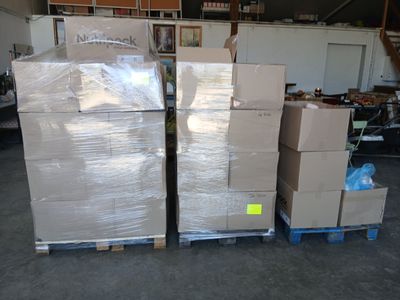 de nombreux cartons empilés les uns sur les autres dans un entrepôt