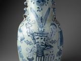 un vase bleu et blanc posé sur une table