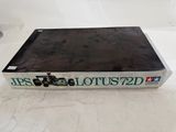 une photo d'un boîtier de DVD posé sur une table blanche